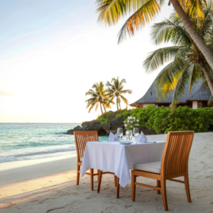 Romántico restaurante frente al mar con un paisaje tropical, que destaca los restaurantes de 5 estrellas frente al mar de Cabo.