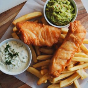 Plato de marisco fresco con pescado y patatas fritas acompañado de guacamole, uno de los platos favoritos en los restaurantes del puerto deportivo de Cabo y en los restaurantes frente al mar de Cabo San Lucas.