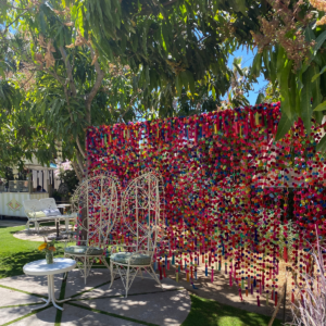 Coloridos asientos al aire libre y decoración artesanal en Flora Farms, cerca de Cabo San Lucas, una popular atracción turística en Cabo San Lucas.