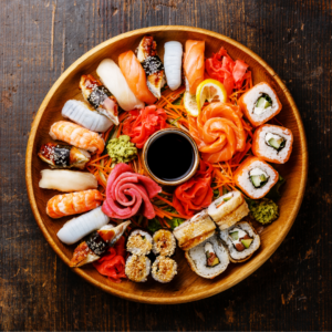 Hermosa bandeja de sushi con sashimi y rollos. Cocina internacional destacada en la guía gastronómica de Cabo y en los restaurantes de lujo de Cabo San Lucas.