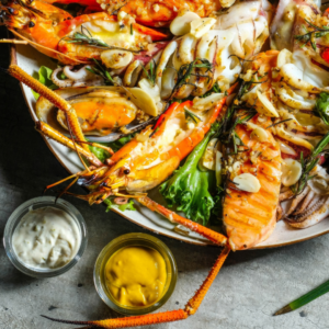Plato de marisco fresco con langosta, pescado y hierbas. Un plato emblemático de los mejores restaurantes de Cabo y de los restaurantes de marisco de Cabo San Lucas.